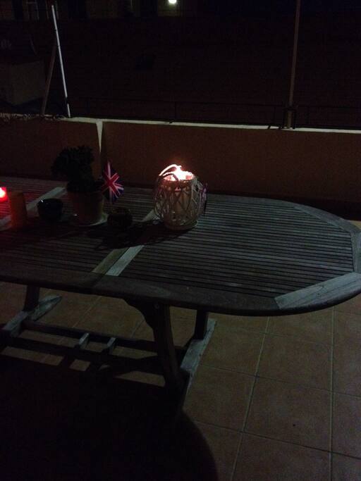 Un dettaglio della terrazza di notte