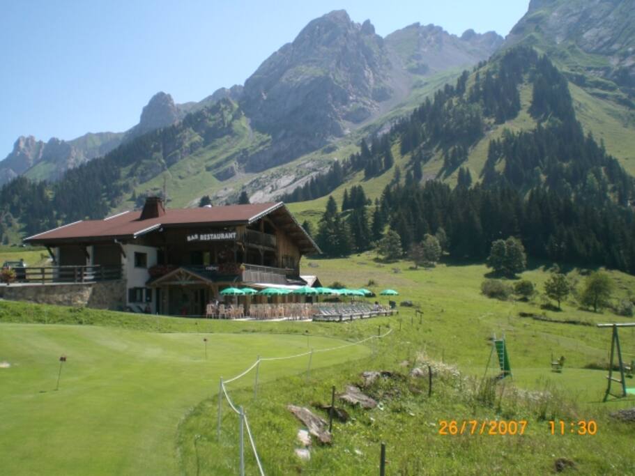 Le chalet au départ des randonnées et à côté du golf, en été
