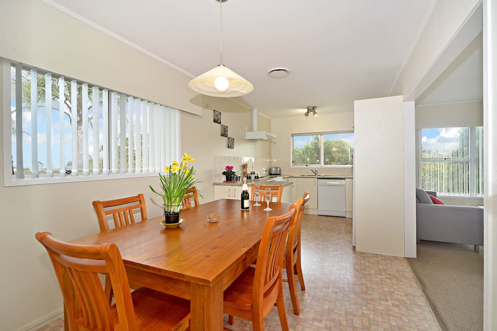 Dining area (can seat 8)