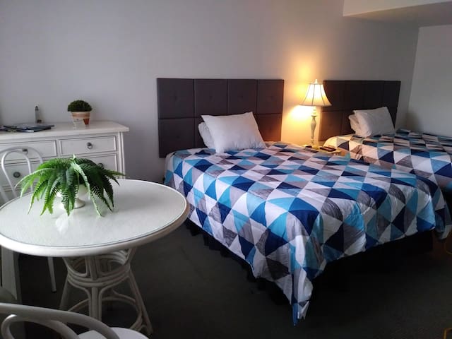 Beautiful Condo Sleeps 4 - Close to Beach/boards