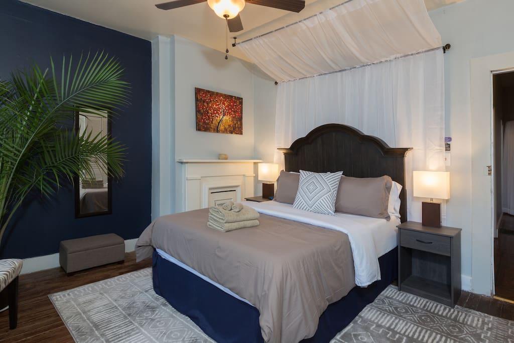Master bedroom w large closet. Can also fit an additional twin size bed for large groups.