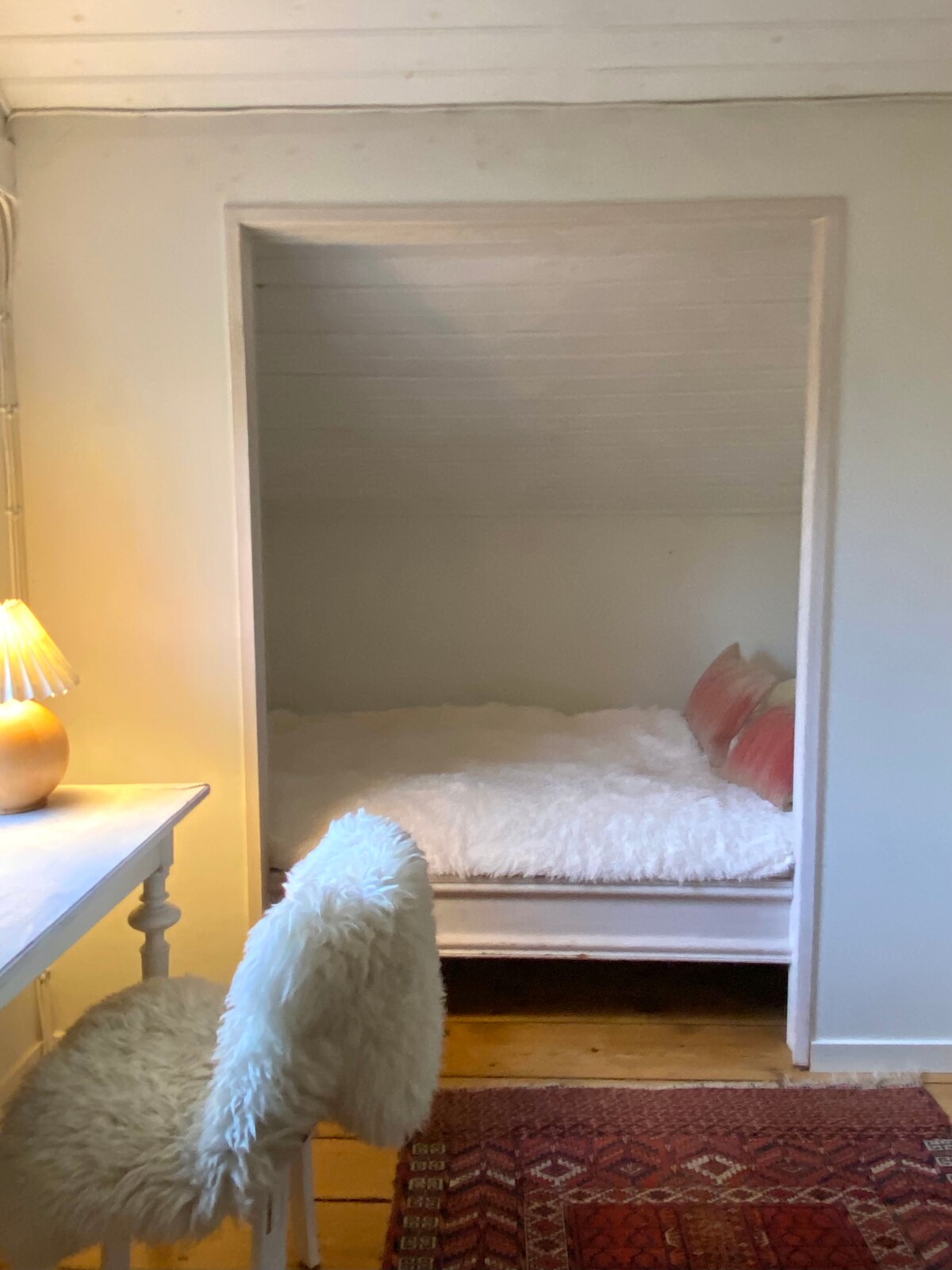 חדר שינה קטן יותר המחובר לחדר השינה הראשי. יש וילון בין שני החדרים כדי ליהנות מפרטיות נוספת