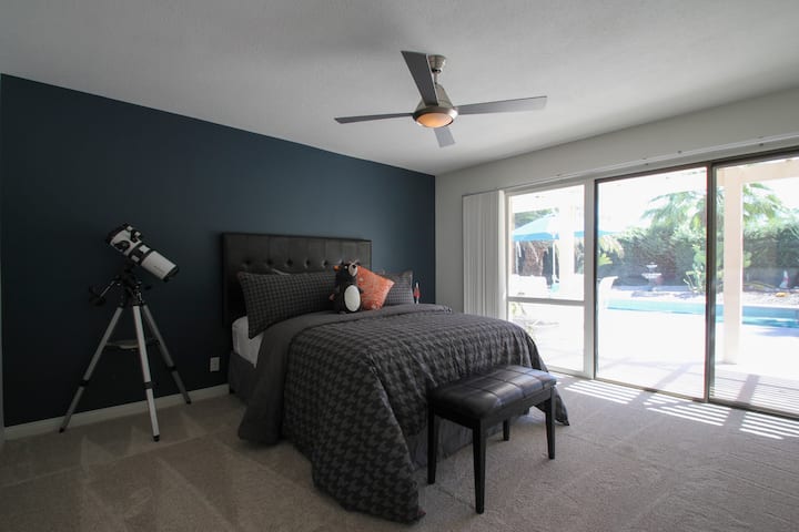 Glavna spavaća soba s izravnim pristupom bazenu.  Da, a to je potpuno funkcionalan teleskop za uživanje u pogledu!