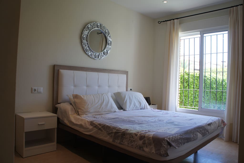 Amplia y luminosa habitación principal