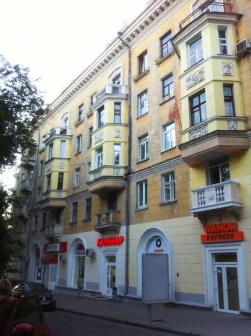Квартира расположена на 2 этаже в самом центре города