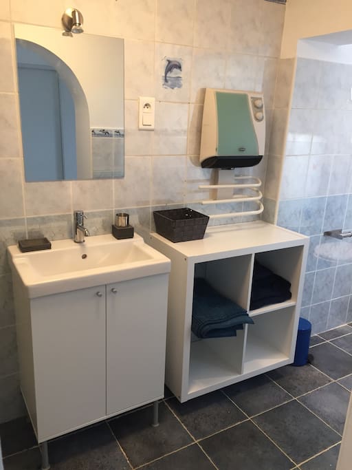 Salle de bain avec chauffant électrique ( mobiliers neuf )