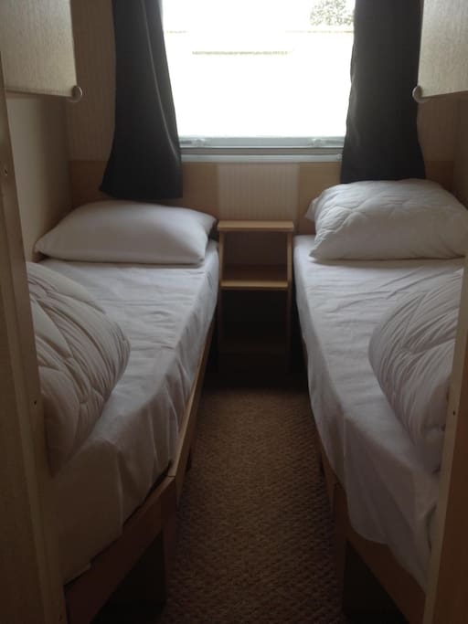 2 identieke kleine slaapkamers