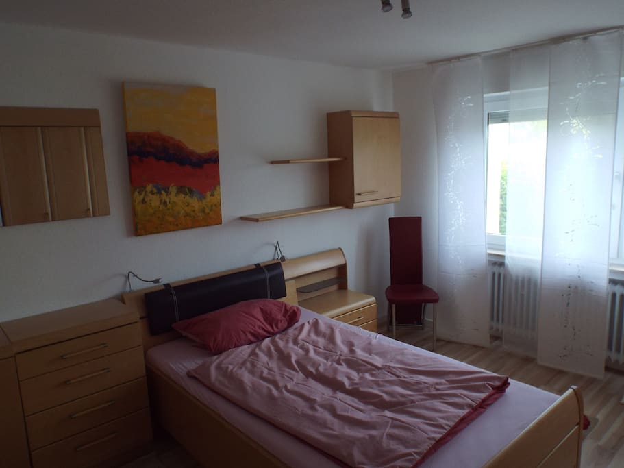 Großes 15qm Schlafzimmer mit 1,20X2,00m Bett. mit Kleiderschrank, Kommode und Hängeschränken.