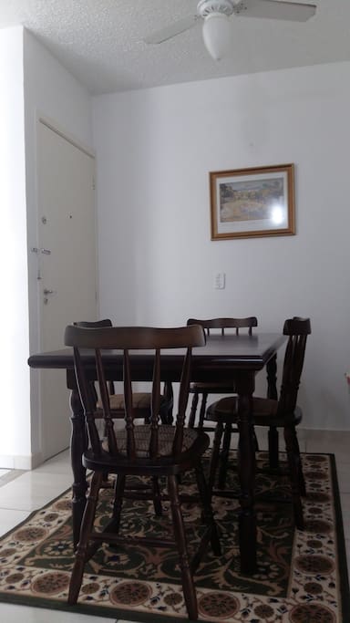 Mesa para jantar/estudar com 4 cadeiras acolchoadas.