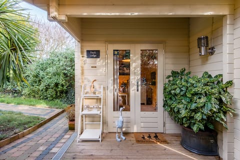 Duck Lodge Bed & Breakfast, Luxury Log Cabin with Hot Tub