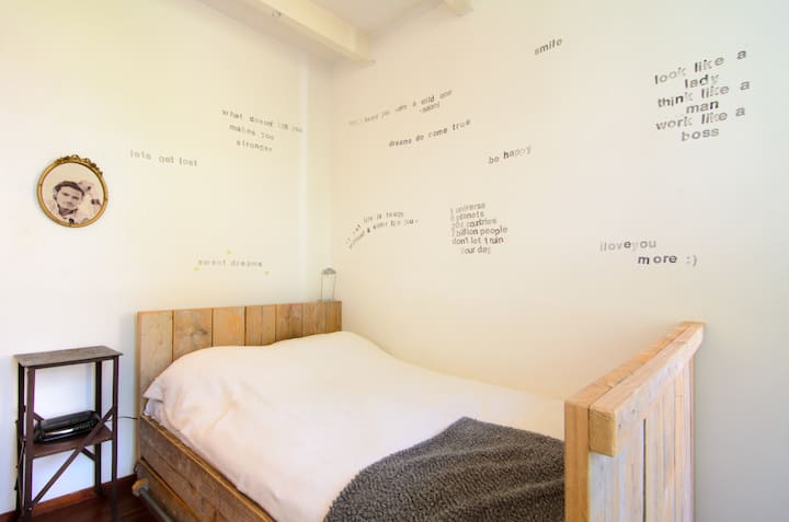 152 × 203 სმ ზომის საწოლი ზედა სართულზე