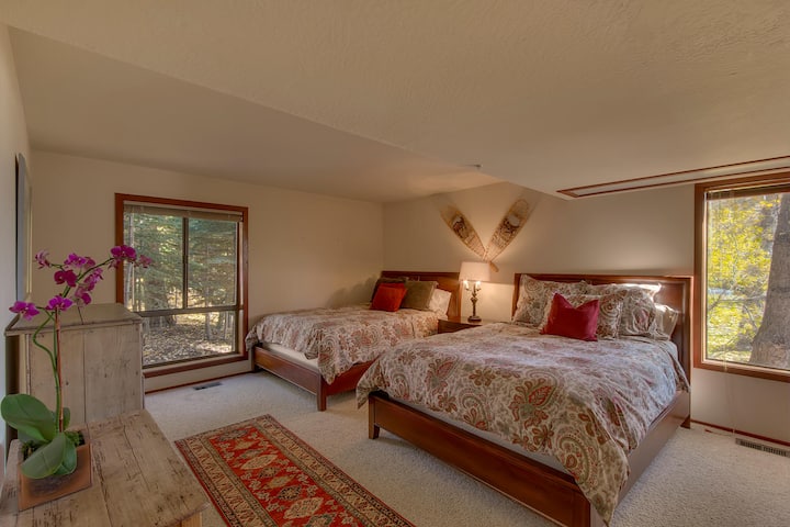 Спална соба со 2 брачни кревета (широки 150-179 см)