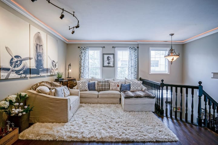 Townhouse in the heart of Indy! Steps to Mass-1BRa