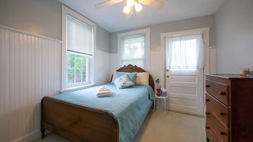 Quiet Room in a Charming Row Home