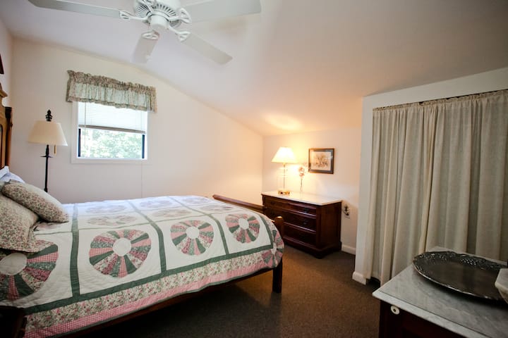 غرفة نوم مع تحف من القرن التاسع عشر...