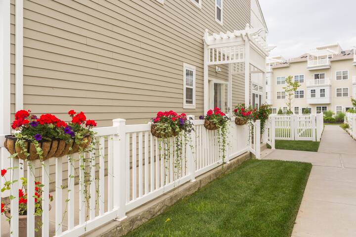 Spacious 4 Bedroom Home Near Beach and Subway gallery image 4