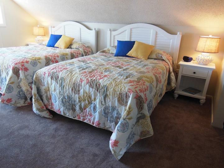 后卧室有两张1.8米宽双人床。