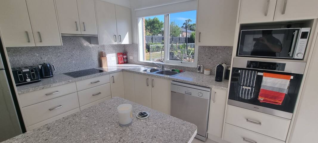 Beautiful 4 bedroom home with pool, spa, billiards gallery image 3