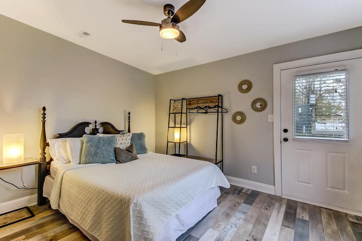 第二间卧室配有可爱的复古标准双人床和清爽的白色床上用品。