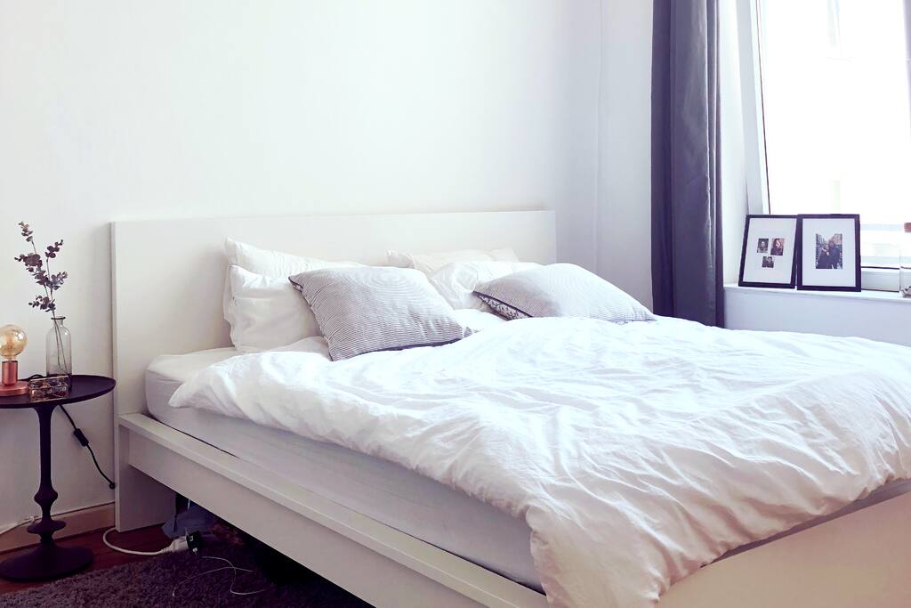 Ein 1.80x 2.00 m Bett wartet auf dich! / A 1.80x 2.00 m bed is waiting for you!