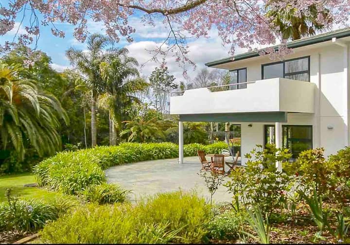 Self Contained Apartment Set in Tropical Garden