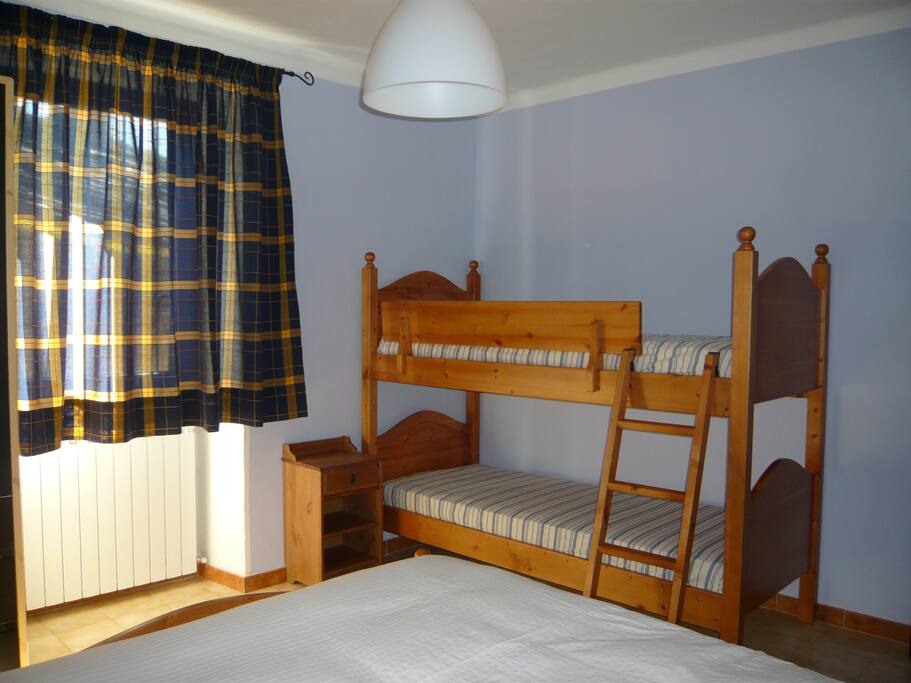 camera con lettone e letto a castello