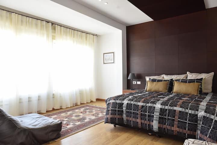 Dhomë gjumi kryesore, me dritë të bollshme natyrore