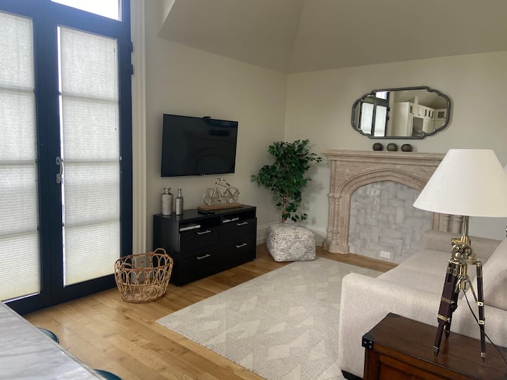 Sala de estar principal con balcón Juliette con vistas al club náutico y al lago Okanagan. Un sofá cama doble proporciona espacio
alojamiento para dormir.
Suelos de madera de roble blanco, TV de pantalla plana y techos abovedados.