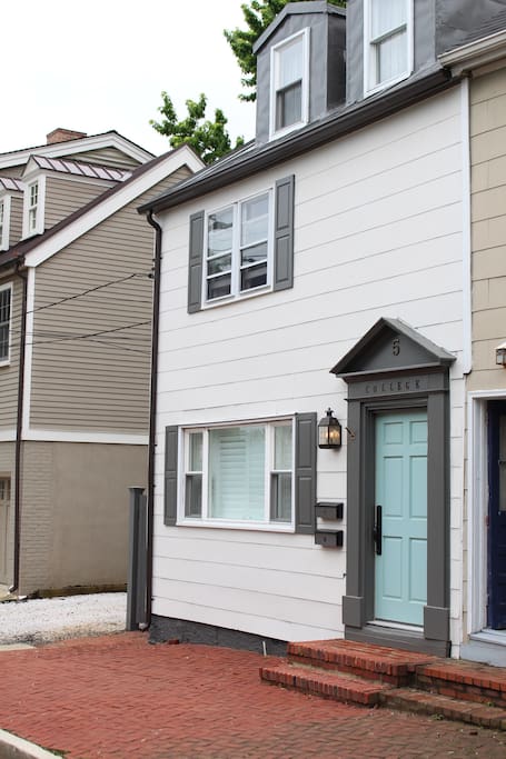 Apartment occupies the entire 1st floor