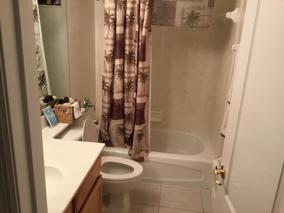 Guest bathroom, it’s between the 2 guest rooms