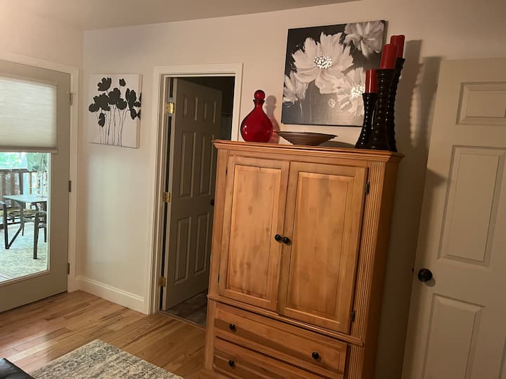  Მთავარი საძინებელი სააბაზანოთი და ცალკე ტერასით გარეთ