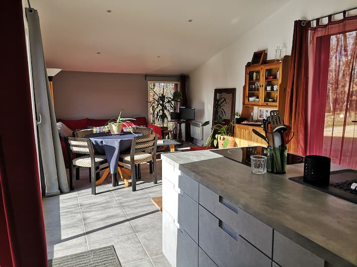 De woonkamer met kitchenette en eethoeken