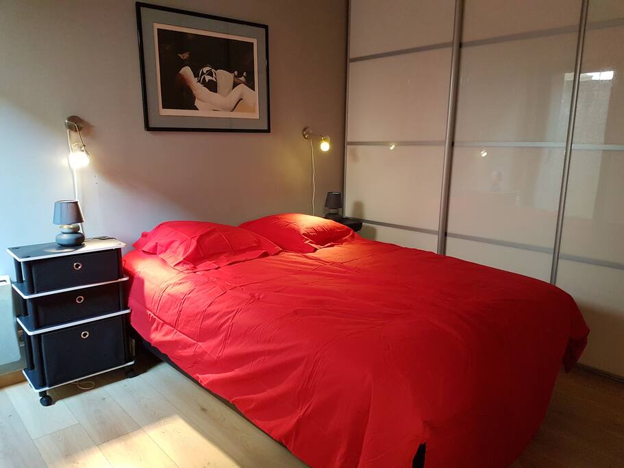 Chambre avec matelas mémoire de forme