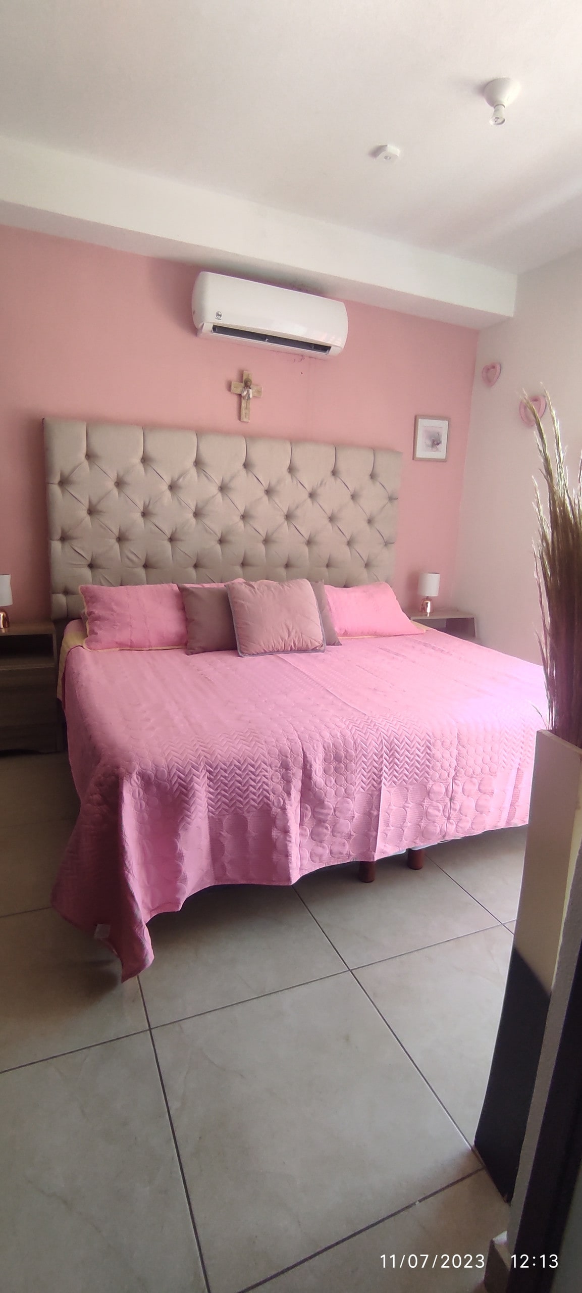 רקמרה ראשית, כוללת קאם קינג סייז, טלוויזיה חכמה 65אינץ ', ארון ומיזוג אוויר.