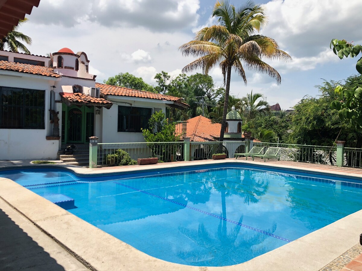 Top Airbnb: Extraordinary Private Villa in a Subdivision en Temixco