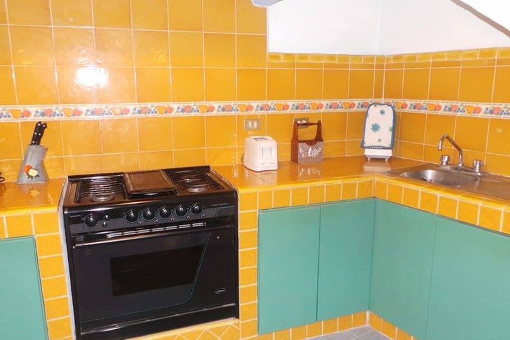Full kitchen amenities dishes pots stove & blender