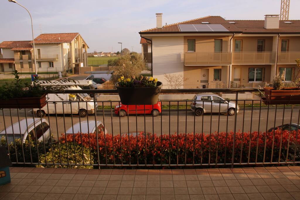 Il terrazzo che da sula via e con la vista laterale sul parco. La tenda da sole è automatica
