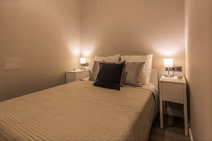 Udobna soba s prozorom