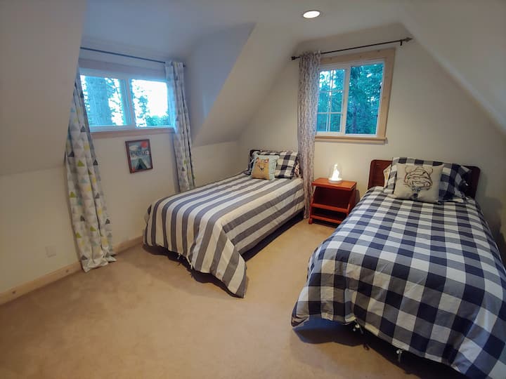 楼上的第三间卧室。2张单人床。俯瞰湖景。