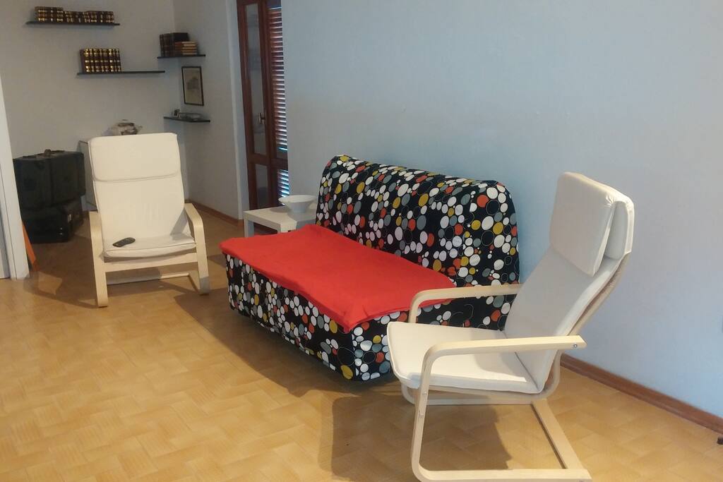 Il divano letto matrimoniale nel soggiorno