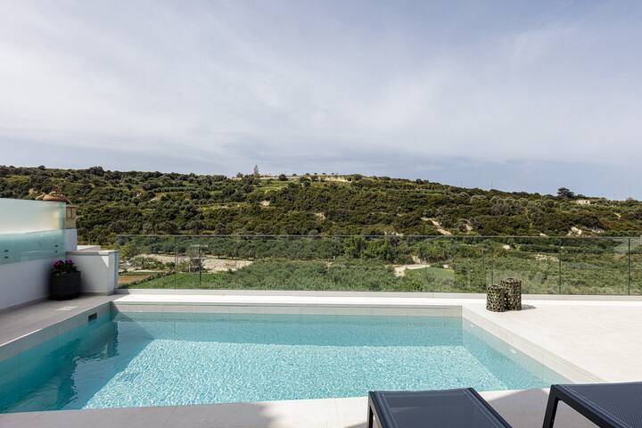 Blue Aura Villa, eclectic retreat with Pool & BBQ gallery image 4