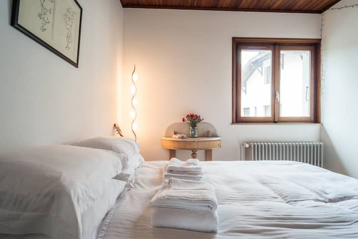 נוף של מון בלאן מחדר שינה 2 שיש בו מיטה זוגית. 