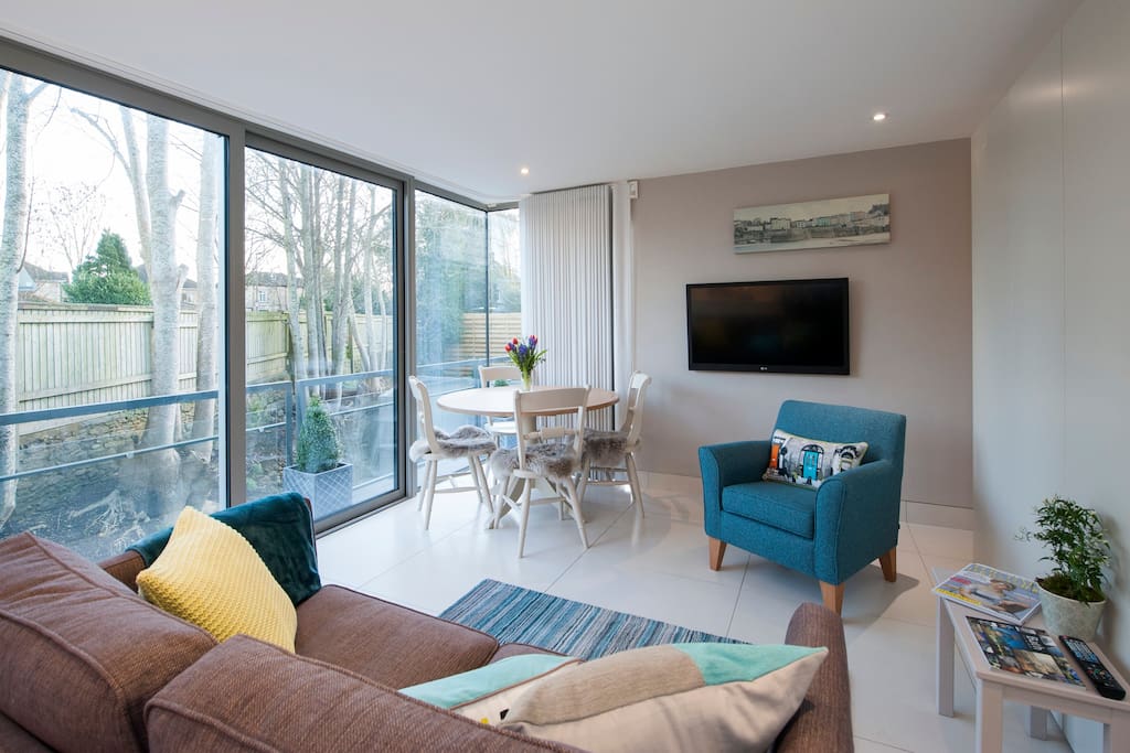 Light and spacious with underfloor heating and electric curtains