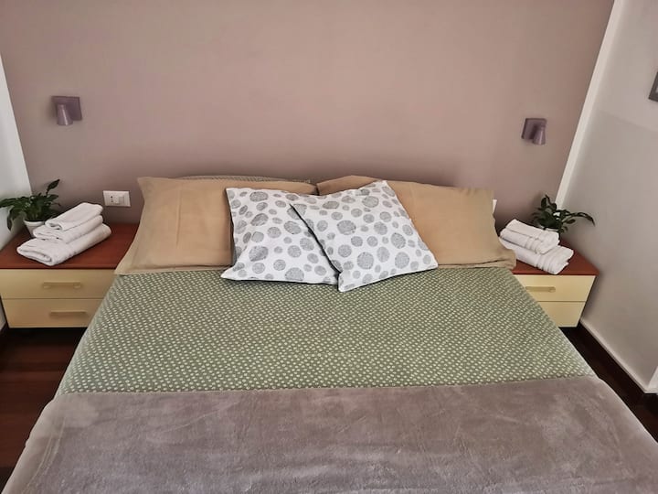 带分体空调的卧室