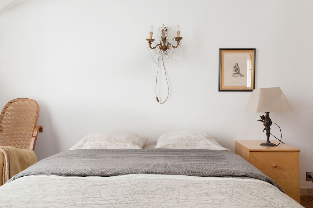 La première Petite chambre - lit Quine size
The first Small room - Quine size bed