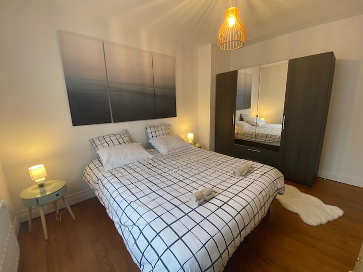 חדר שינה ראשי אחד עם מיטת שני מושבים נוחה בקומה הראשונה עם טלוויזיה ונגן DVD. 