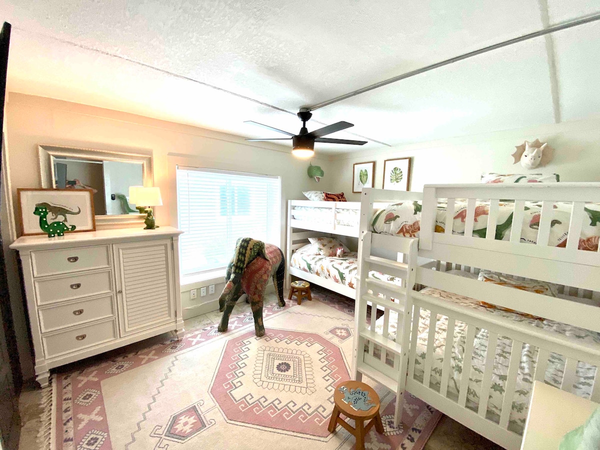 Chumba cha ghorofa ya watoto kilicho na Televisheni janja