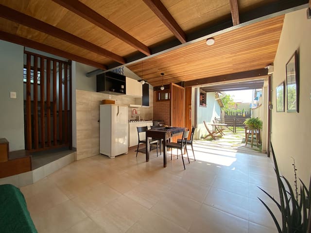 Entire home with 1 bedrooms in Cabo Frio - Loft com jardim privado na praia aolado de Arraial