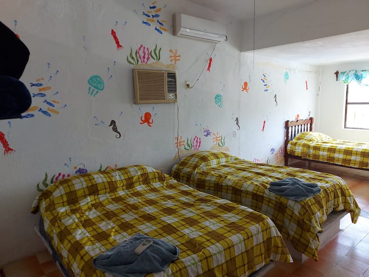 Esta es la habitación con mas camas y tiene salida a la terraza .