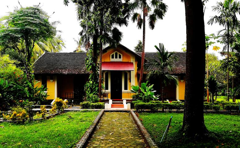 S A L A  D O N E  K H O N E  H O T E L